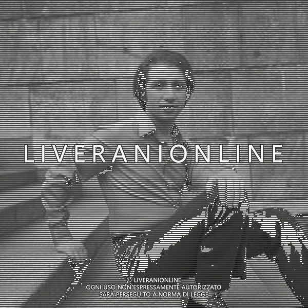 NEG-RETROSPETTIVA UMBERTO BALSAMO CANTANTE NELLA FOTO UMBERTO BALSAMO A MILANO NELL\'ANNO 1970 AG ALDO LIVERANI SAS