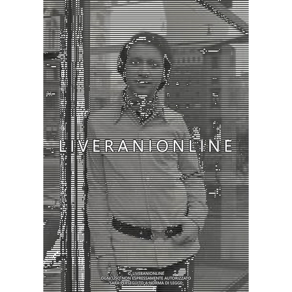 NEG-RETROSPETTIVA UMBERTO BALSAMO CANTANTE NELLA FOTO UMBERTO BALSAMO A MILANO NELL\'ANNO 1970 AG ALDO LIVERANI SAS