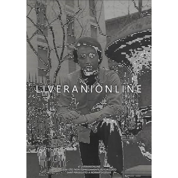 NEG-RETROSPETTIVA UMBERTO BALSAMO CANTANTE NELLA FOTO UMBERTO BALSAMO A MILANO NELL\'ANNO 1970 AG ALDO LIVERANI SAS