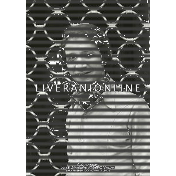 NEG-RETROSPETTIVA UMBERTO BALSAMO CANTANTE NELLA FOTO UMBERTO BALSAMO A MILANO NELL\'ANNO 1970 AG ALDO LIVERANI SAS