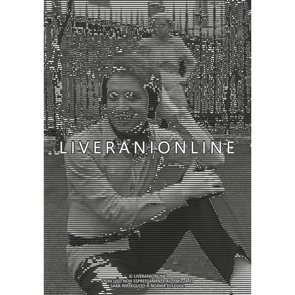 NEG-RETROSPETTIVA UMBERTO BALSAMO CANTANTE NELLA FOTO UMBERTO BALSAMO A MILANO NELL\'ANNO 1970 AG ALDO LIVERANI SAS