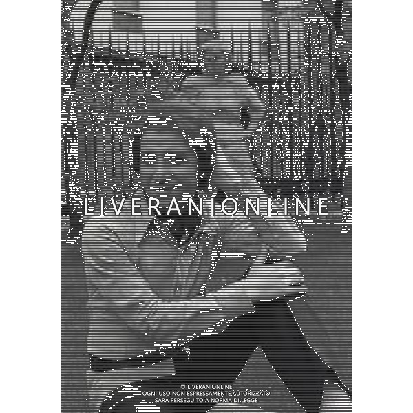 NEG-RETROSPETTIVA UMBERTO BALSAMO CANTANTE NELLA FOTO UMBERTO BALSAMO A MILANO NELL\'ANNO 1970 AG ALDO LIVERANI SAS