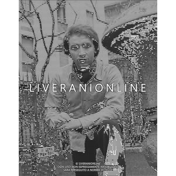 NEG-RETROSPETTIVA UMBERTO BALSAMO CANTANTE NELLA FOTO UMBERTO BALSAMO A MILANO NELL\'ANNO 1970 AG ALDO LIVERANI SAS 