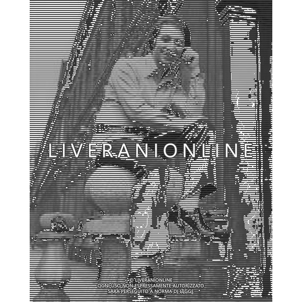 NEG-RETROSPETTIVA UMBERTO BALSAMO CANTANTE NELLA FOTO UMBERTO BALSAMO A MILANO NELL\'ANNO 1970 AG ALDO LIVERANI SAS 