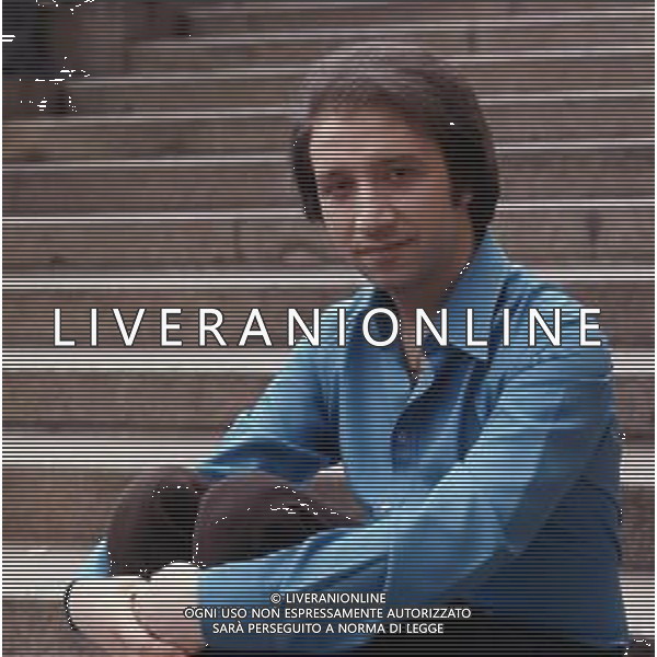 DIAP-RETROSPETTIVA UMBERTO BALSAMO CANTANTE NELLA FOTO UMBERTO BALSAMO A MILANO NELL\'ANNO 1970 AG ALDO LIVERANI SAS