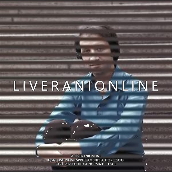 DIAP-RETROSPETTIVA UMBERTO BALSAMO CANTANTE NELLA FOTO UMBERTO BALSAMO A MILANO NELL\'ANNO 1970 AG ALDO LIVERANI SAS