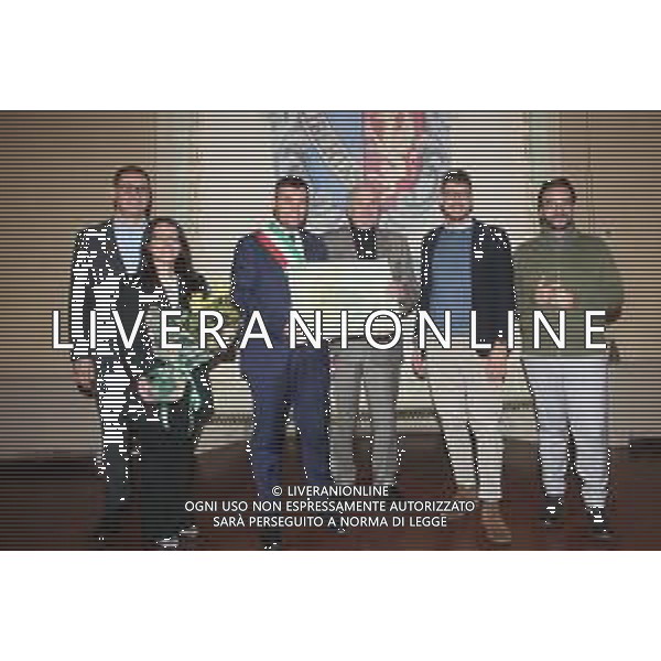 IMOLA 27 11 2025 CONSIGLIO COMUNALE Imola rende omaggio al Maestro Franco Scala. Il Sindaco Panieri consegna un riconoscimento al fondatore dell’Accademia Pianistica NELLA FOTO DA SINISTRA PRESIDENTE DEL CONSIGLIO COMUNALE ROBERTO VISANI, ANNA MARIA GIDARO ACCADEMIA PIANISTICA, SINDACO MARCO PANIERI, MAESTRO FRANCO SCALA, ASSESSORE GIACOMO GAMBI E ANDRE\' GALLO DIRETTORE DELLA ACCADEMIA PIANISTICA INCONTRI COL MAESTRO ©SANNA - AGENZIA ALDO LIVERANI SAS