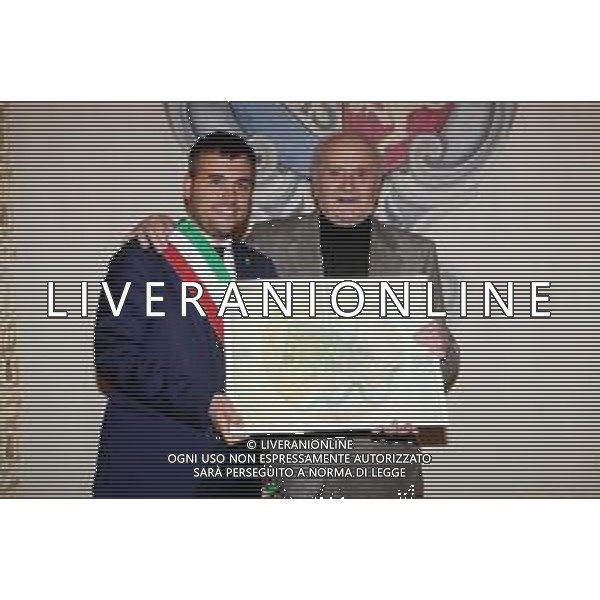 IMOLA 27 11 2025 CONSIGLIO COMUNALE Imola rende omaggio al Maestro Franco Scala. Il Sindaco Panieri consegna un riconoscimento al fondatore dell’Accademia Pianistica NELLA FOTO SINDACO DI IMOLA MARCO PANIERI E MAESTRO FRANCO SCALA ©SANNA - AGENZIA ALDO LIVERANI SAS