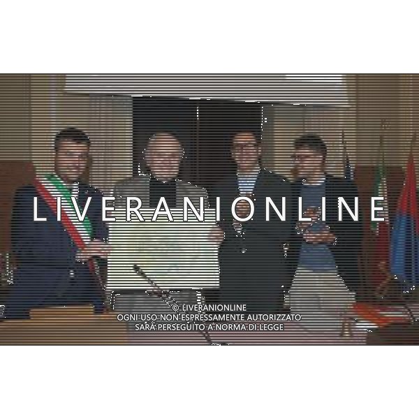 IMOLA 27 11 2025 CONSIGLIO COMUNALE Imola rende omaggio al Maestro Franco Scala. Il Sindaco Panieri consegna un riconoscimento al fondatore dell’Accademia Pianistica NELLA FOTO DA SINISTRA SINDACO MARCO PANIERI, MAESTRO FRANCO SCALA, PRESIDENTE DEL CONSIGLIO COMUNALE ROBERTO VISANI E ASSESSORE ALLA CULTURA GIACOMO GAMBI ©SANNA - AGENZIA ALDO LIVERANI SAS