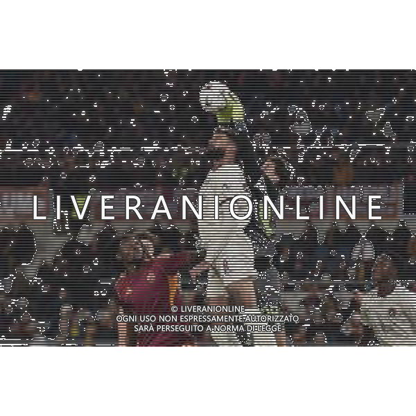 Roma vs Midtjylland Europa League - 5 Giornata Stadio Olimpico - Roma 27-11-2025 nella foto Svilar anticipa Billing Foto Federico Gaetano - ag Aldo liverani ©Federico Gaetano - AGENZIA ALDO LIVERANI SAS