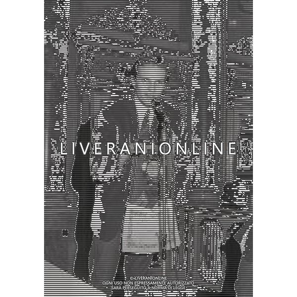 NEG-MILANO 1982 CIRCOLO DELLA STAMPA CONSEGNA DISCO D\'ORO NELLA FOTO MIGUEL BOSE\' AG ALDO LIVERANI SAS