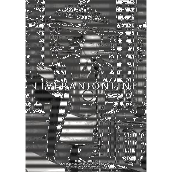 NEG-MILANO 1982 CIRCOLO DELLA STAMPA CONSEGNA DISCO D\'ORO NELLA FOTO MIGUEL BOSE\' AG ALDO LIVERANI SAS