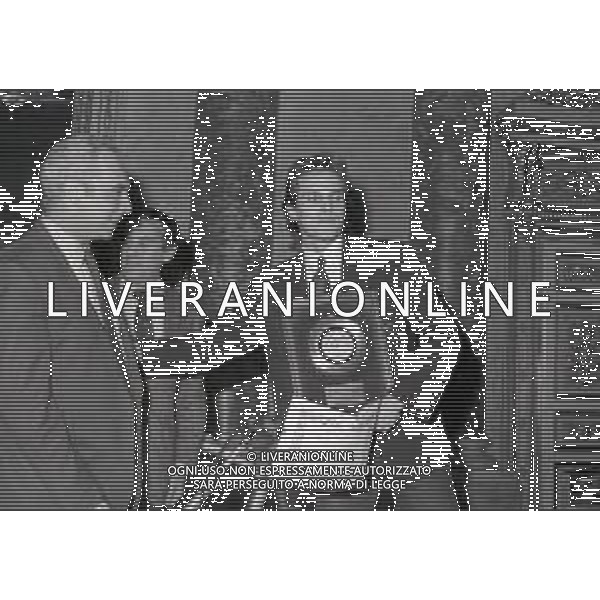 NEG-MILANO 1982 CIRCOLO DELLA STAMPA CONSEGNA DISCO D\'ORO NELLA FOTO MIGUEL BOSE\' AG ALDO LIVERANI SAS