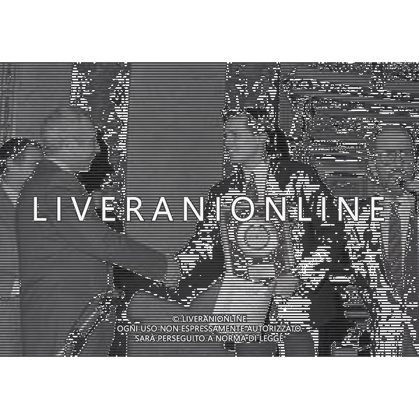 NEG-MILANO 1982 CIRCOLO DELLA STAMPA CONSEGNA DISCO D\'ORO NELLA FOTO MIGUEL BOSE\' AG ALDO LIVERANI SAS