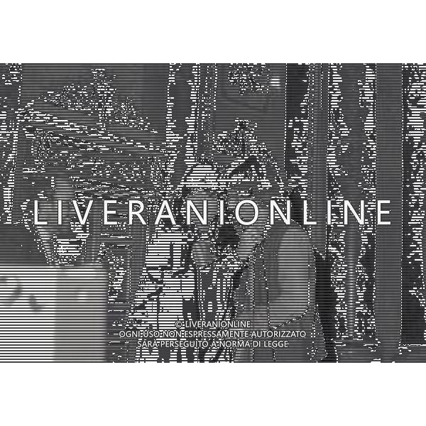 NEG-MILANO 1982 CIRCOLO DELLA STAMPA CONSEGNA DISCO D\'ORO NELLA FOTO RENATO ZERO CON CLAUDIO BAGLIONI AG ALDO LIVERANI SAS