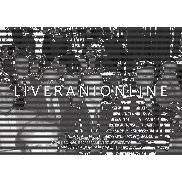 NEG-MILANO 1982 CIRCOLO DELLA STAMPA CONSEGNA DISCO D\'ORO NELLA FOTO MIGUEL BOSE\' AG ALDO LIVERANI SAS