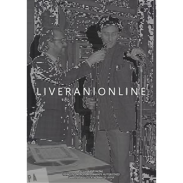 NEG-MILANO 1982 CIRCOLO DELLA STAMPA CONSEGNA DISCO D\'ORO NELLA FOTO FRANCO BATTIATO AG ALDO LIVERANI SAS