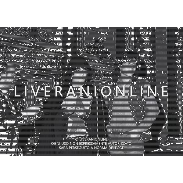 NEG-MILANO 1982 CIRCOLO DELLA STAMPA CONSEGNA DISCO D\'ORO NELLA FOTO RENATO ZERO E CLAUDIO BAGLIONI AG ALDO LIVERANI SAS