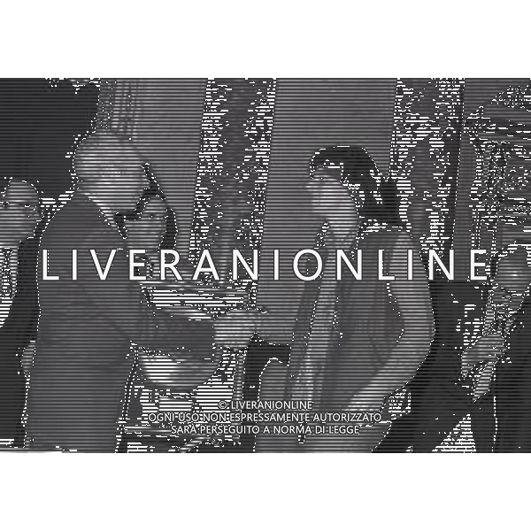 NEG-MILANO 1982 CIRCOLO DELLA STAMPA CONSEGNA DISCO D\'ORO NELLA FOTO CLAUDIO BAGLIONI AG ALDO LIVERANI SAS