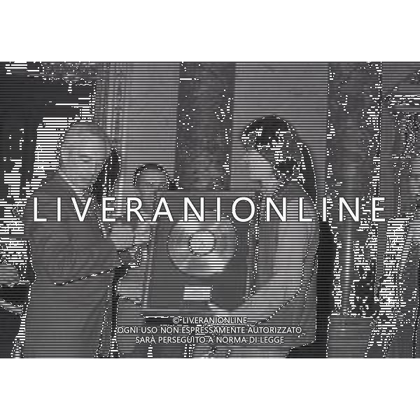 NEG-MILANO 1982 CIRCOLO DELLA STAMPA CONSEGNA DISCO D\'ORO NELLA FOTO CLAUDIO BAGLIONI AG ALDO LIVERANI SAS