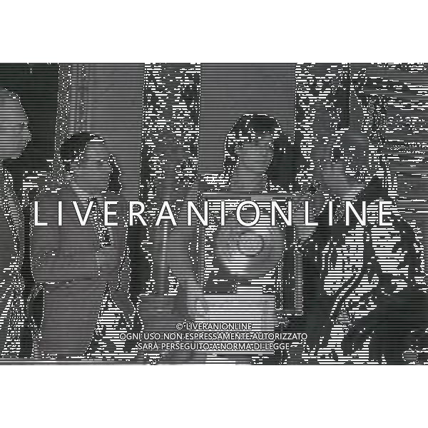 NEG-MILANO 1982 CIRCOLO DELLA STAMPA CONSEGNA DISCO D\'ORO NELLA FOTO CLAUDIO BAGLIONI AG ALDO LIVERANI SAS