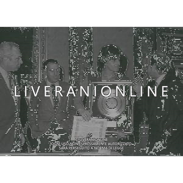 NEG-MILANO 1982 CIRCOLO DELLA STAMPA CONSEGNA DISCO D\'ORO NELLA FOTO CLAUDIO BAGLIONI AG ALDO LIVERANI SAS