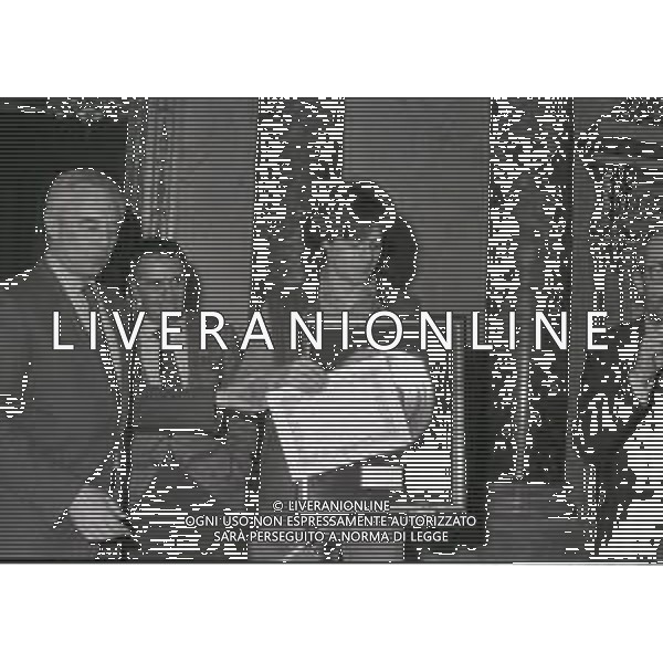 NEG-MILANO 1982 CIRCOLO DELLA STAMPA CONSEGNA DISCO D\'ORO NELLA FOTO CLAUDIO BAGLIONI AG ALDO LIVERANI SAS