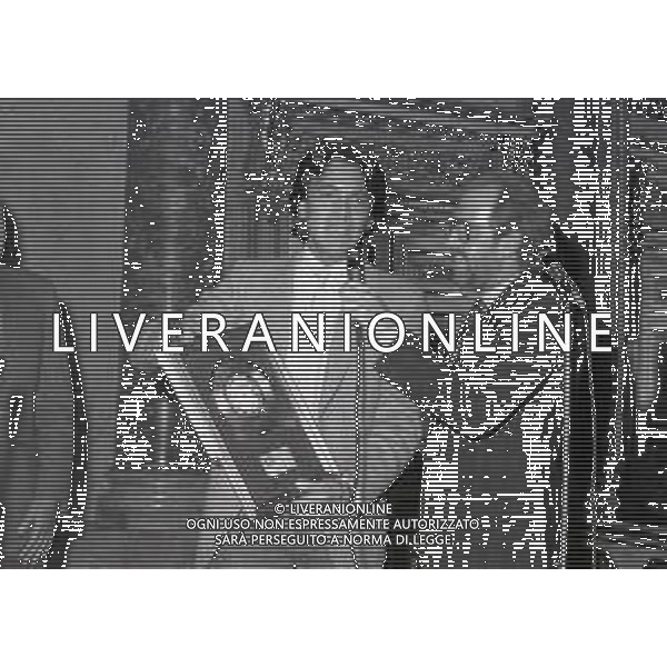 NEG-MILANO 1982 CIRCOLO DELLA STAMPA CONSEGNA DISCO D\'ORO NELLA FOTO RICCARDO FOGLI AG ALDO LIVERANI SAS