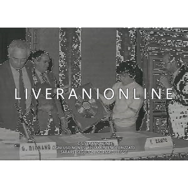 NEG-MILANO 1982 CIRCOLO DELLA STAMPA CONSEGNA DISCO D\'ORO NELLA FOTO RICCARDO COCCIANTE AG ALDO LIVERANI SAS