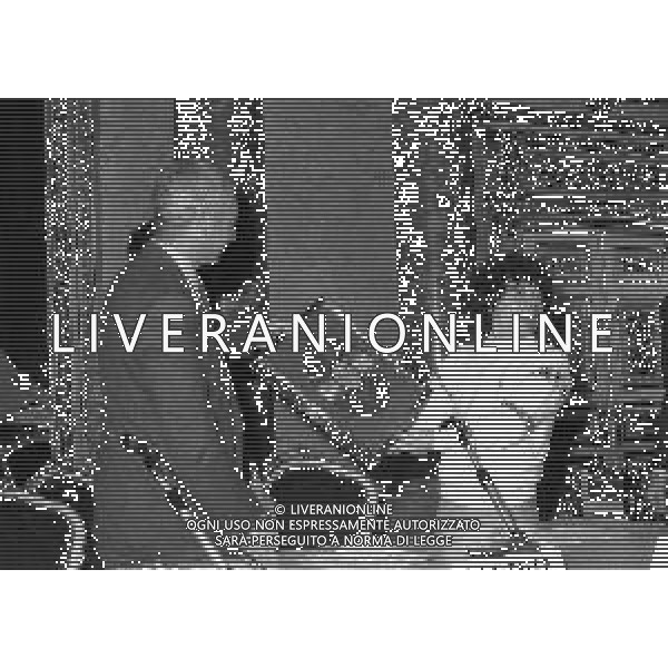 NEG-MILANO 1982 CIRCOLO DELLA STAMPA CONSEGNA DISCO D\'ORO NELLA FOTO RICCARDO COCCIANTE AG ALDO LIVERANI SAS