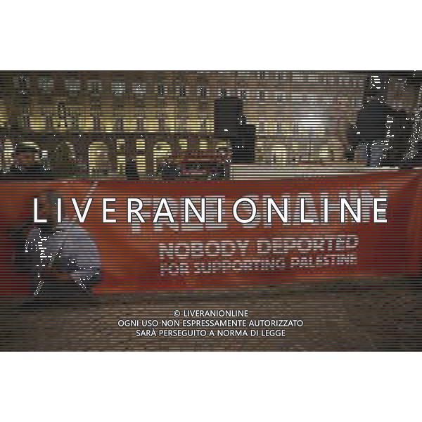 Torino 27-11-2025 Presidio davanti alla prefettura per chiedere la liberazione di Mohamed Shahin Imam della moschea di via Saluzzo a Torino nella foto i manifestanti Foto Gla/ag. Aldo Liverani s.a.s- AGENZIA ALDO LIVERANI SAS- AGENZIA ALDO LIVERANI SAS