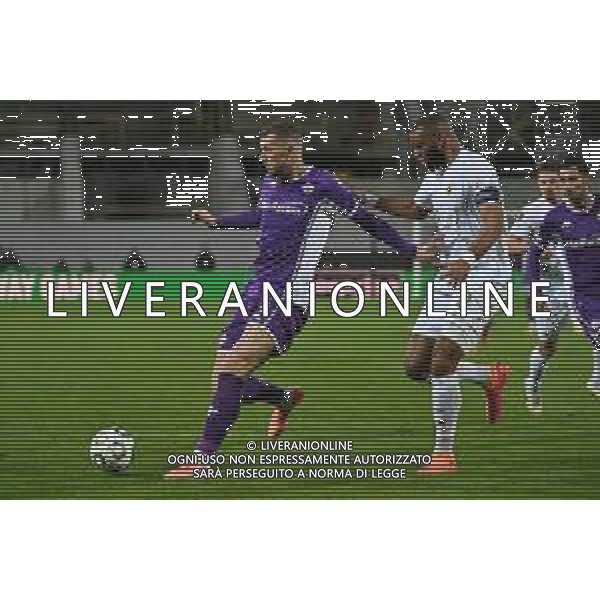 TVRG Fiorentina vs AEK Atene nella foto Edin Dzeko (Fiorentina) e Harold Moukoudi (AEK Atene) Firenze 27-11-2025 Stadio Artemio Franchi Fiorentina vs AEK Atene UEFA Conference League fase a girone unico - 4a giornata foto Roberto Garavaglia/Agenzia Aldo Liverani sas