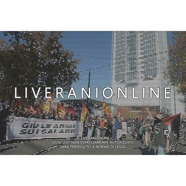 Torino 28-11-2025 sciopero generale nella foto i manifestanti sotto il palazzo Intesa San Paolo Foto Gla/ag. Aldo Liverani s.a.s- AGENZIA ALDO LIVERANI SAS- AGENZIA ALDO LIVERANI SAS