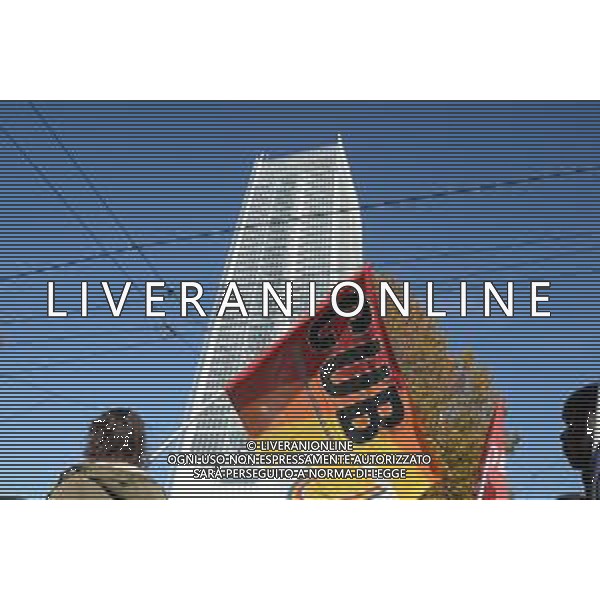 Torino 28-11-2025 sciopero generale nella foto i manifestanti sotto il palazzo Intesa San Paolo Foto Gla/ag. Aldo Liverani s.a.s- AGENZIA ALDO LIVERANI SAS- AGENZIA ALDO LIVERANI SAS