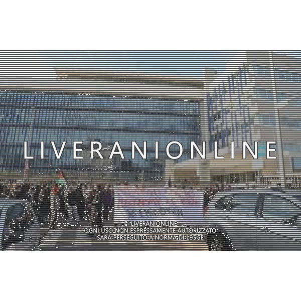 Torino 28-11-2025 sciopero generale nella foto i manifestanti davanti alla sede de La Stampa Foto Gla/ag. Aldo Liverani s.a.s- AGENZIA ALDO LIVERANI SAS- AGENZIA ALDO LIVERANI SAS