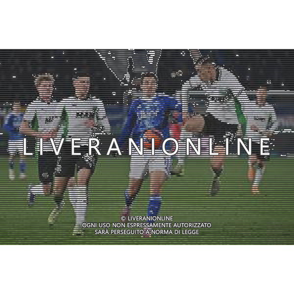 TVRG Como vs Sassuolo nella foto da SX Tarik Muharemovic (Sassuolo), Anastasios Tasos Douvikas (Como) e Jay Noah Idzes (Sassuolo) Como 28-11-2025 Stadio Giuseppe Sinigaglia Como vs Sassuolo Campionato Serie A Enilive - 13a giornata foto Roberto Garavaglia/Agenzia Aldo Liverani sas