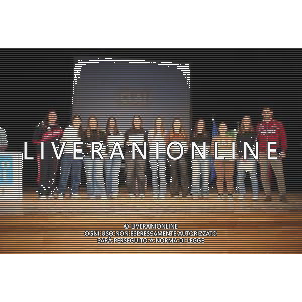 IMOLA 29 11 2025 L’evento organizzato dai Veterani dello Sport alla 53esima edizione: atleta dell’anno a Simone Cerasuolo. Sul palco SONO SALITI anche Beatrice Palmonari, Letizia Mengozzi, Paola Tampieri e Tommaso Virnicchi NELLA FOTO STUDENTI PREMIATI CON SARA FANTINI PRIMA DA SINISTRA E ANDREA MINGUZZI OLIMPIONICO PRIMO DA DESTRA ©SANNA - AGENZIA ALDO LIVERANI SAS
