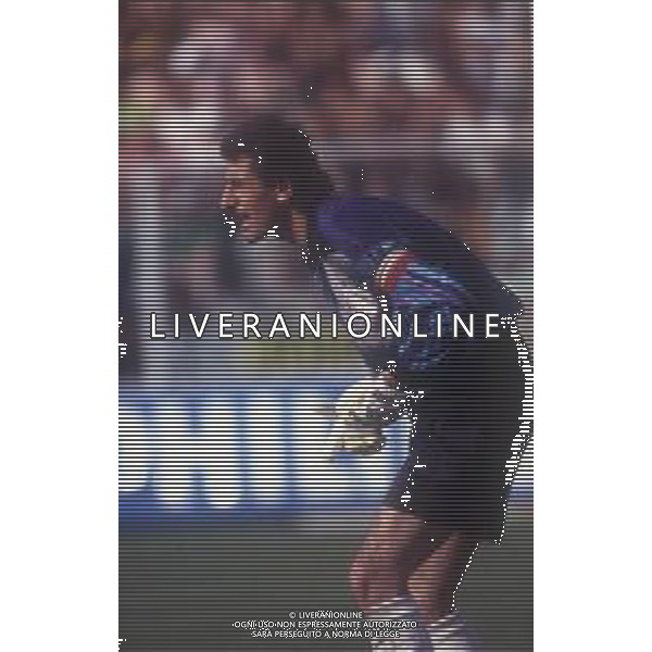 DIAP-RETROSPETTIVA SILVIU LUNG CALCIATORE NELLA FOTO LUNG SUKVIU CON LA MAGLIA DELLA ROMANIA CALCIO NELL\'ANNO 1990 AG ALDO LIVERANI SAS