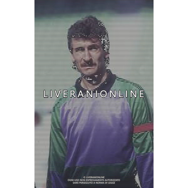 DIAP-RETROSPETTIVA SILVIU LUNG CALCIATORE NELLA FOTO LUNG SUKVIU CON LA MAGLIA DELLA ROMANIA CALCIO NELL\'ANNO 1990 AG ALDO LIVERANI SAS