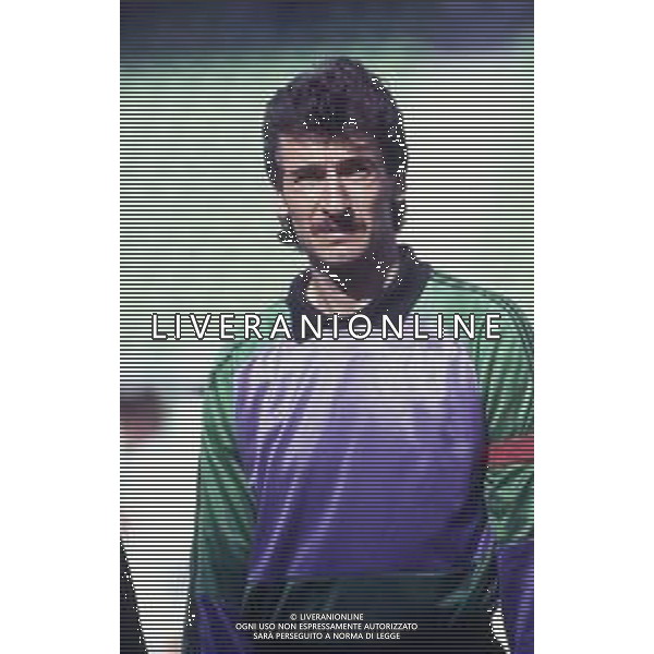 DIAP-RETROSPETTIVA SILVIU LUNG CALCIATORE NELLA FOTO LUNG SUKVIU CON LA MAGLIA DELLA ROMANIA CALCIO NELL\'ANNO 1990 AG ALDO LIVERANI SAS