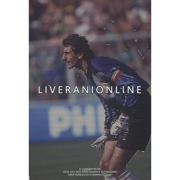 DIAP-RETROSPETTIVA SILVIU LUNG CALCIATORE NELLA FOTO LUNG SUKVIU CON LA MAGLIA DELLA ROMANIA CALCIO NELL\'ANNO 1990 AG ALDO LIVERANI SAS