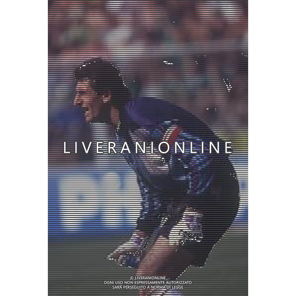 DIAP-RETROSPETTIVA SILVIU LUNG CALCIATORE NELLA FOTO LUNG SUKVIU CON LA MAGLIA DELLA ROMANIA CALCIO NELL\'ANNO 1990 AG ALDO LIVERANI SAS