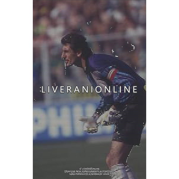 DIAP-RETROSPETTIVA SILVIU LUNG CALCIATORE NELLA FOTO LUNG SUKVIU CON LA MAGLIA DELLA ROMANIA CALCIO NELL\'ANNO 1990 AG ALDO LIVERANI SAS