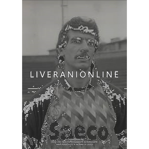 NEG-RETROSPETTIVA SILVIU LUNG CALCIATORE NELLA FOTO LUNG SUKVIU CON LA MAGLIA DELLA ROMANIA CALCIO NELL\'ANNO 1990 AG ALDO LIVERANI SAS