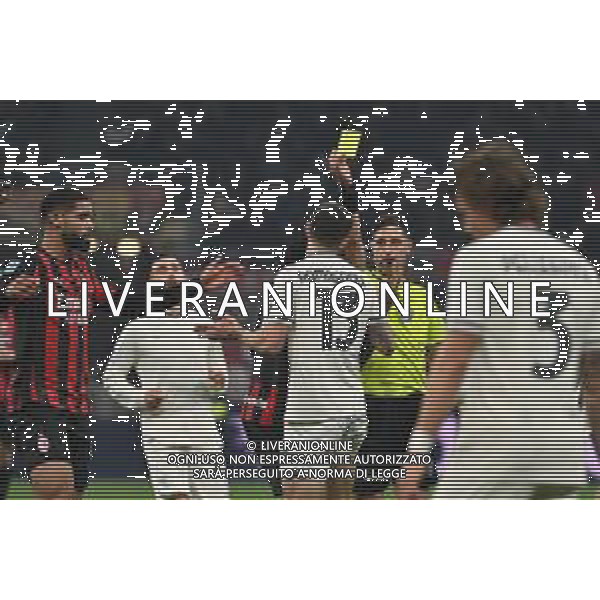 Milan vs Lazio nella foto l\'arbitro Giuseppe Collu di Cagliari ammonisce Alessio Romagnoli (Lazio) Milano 29-11-2025 Stadio Giuseppe Meazza - San Siro Milan vs Lazio Campionato Serie A Enilive - 13a giornata foto Roberto Garavaglia/Agenzia Aldo Liverani sas