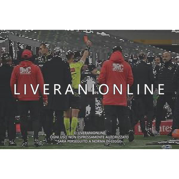 Milan vs Lazio nella foto l\'arbitro Giuseppe Collu di Cagliari espelle Massimiliano Allegri allenatore Milan Milano 29-11-2025 Stadio Giuseppe Meazza - San Siro Milan vs Lazio Campionato Serie A Enilive - 13a giornata foto Roberto Garavaglia/Agenzia Aldo Liverani sas