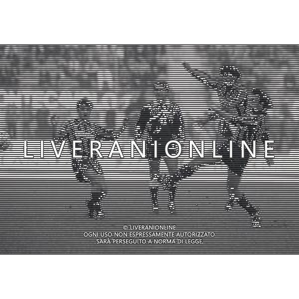 NEG-17-01-1990 MILANO CAMPIONATO DI CALCIO SERIE A MILAN-ATALANTA 3-1 NELLA FOTO TIRO FRANK RIJKAARD AG ALDO LIVERANI SAS