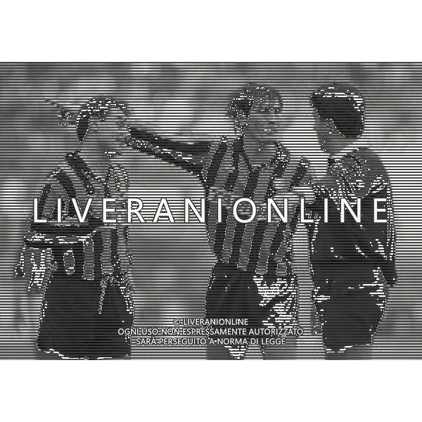 NEG-17-01-1990 MILANO CAMPIONATO DI CALCIO SERIE A MILAN-ATALANTA 3-1 NELLA FOTO L\'ARBITRO TULLIO LANESE CLAUDIO VERTOVA E CESARE PRANDELLI AG ALDO LIVERANI SAS