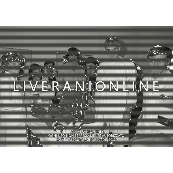 NEG-1984 RICOVERO MARK HATELEY A PAVIA NELLA FOTO MARK HATELEY CON IL DOTTOR GIOVANNI BATTISTA MONTI E WALTER ZENGA AG ALDO LIVERANI SAS