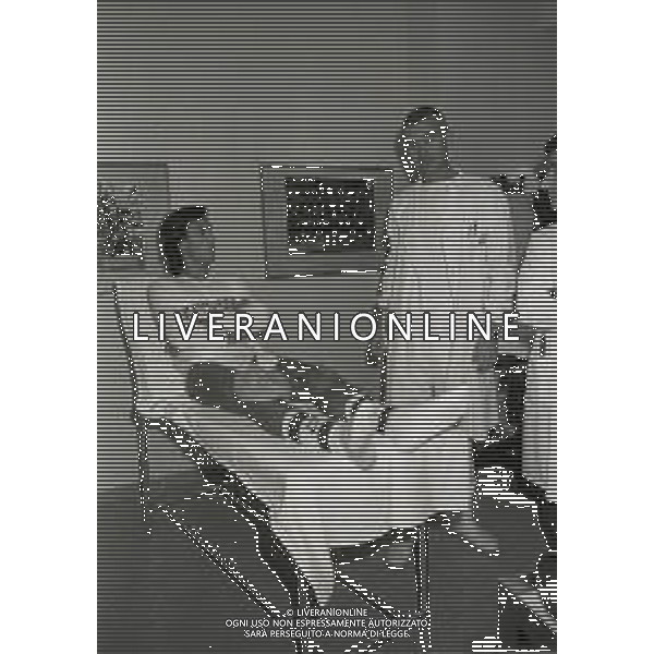 NEG-1984 RICOVERO MARK HATELEY A PAVIA NELLA FOTO MARK HATELEY CON IL DOTTOR GIOVANNI BATTISTA MONTI AG ALDO LIVERANI SAS